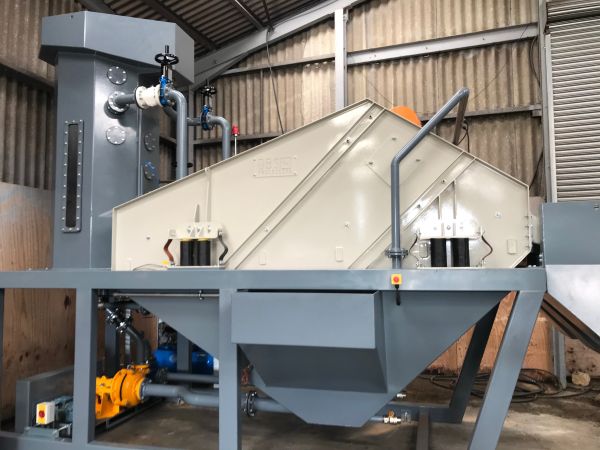 valve for discharge fluid on dual separation screening unit