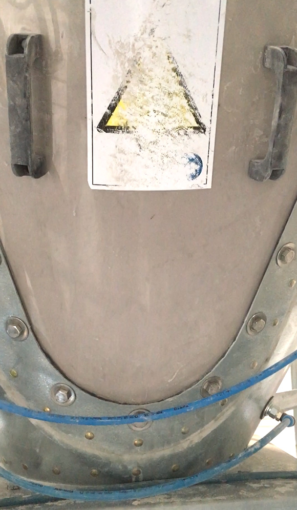 silica hopper with aerator pads