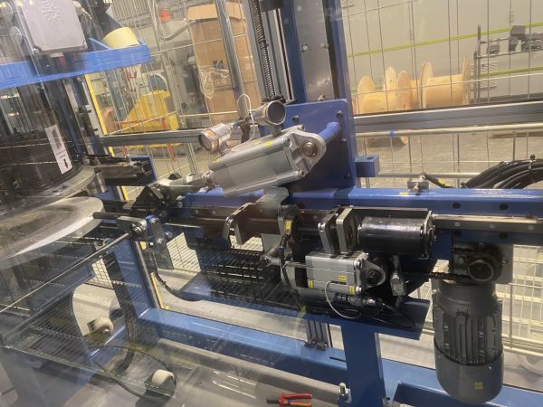 fibreoptic cable held by pinch valve fibreoptic cable held by pinch valve