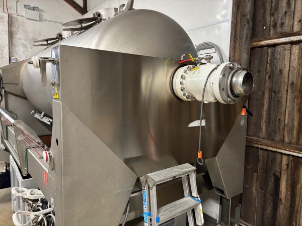 wine manufacturing with valve