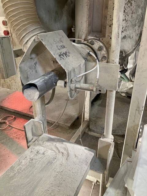 bagger machine with pinch valve