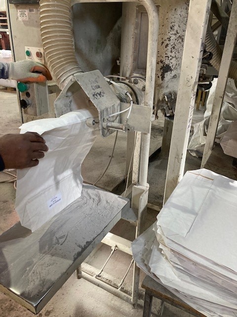 refractories bagger equipment with valve